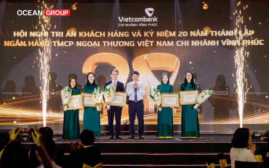 Đồng chí Phó Chủ tịch UBND tỉnh Nguyễn Khắc Hiếu trao Bằng khen của Chủ tịch UBND tỉnh tặng các tập thể, cá nhân của Vietcombank Vĩnh Phúc.