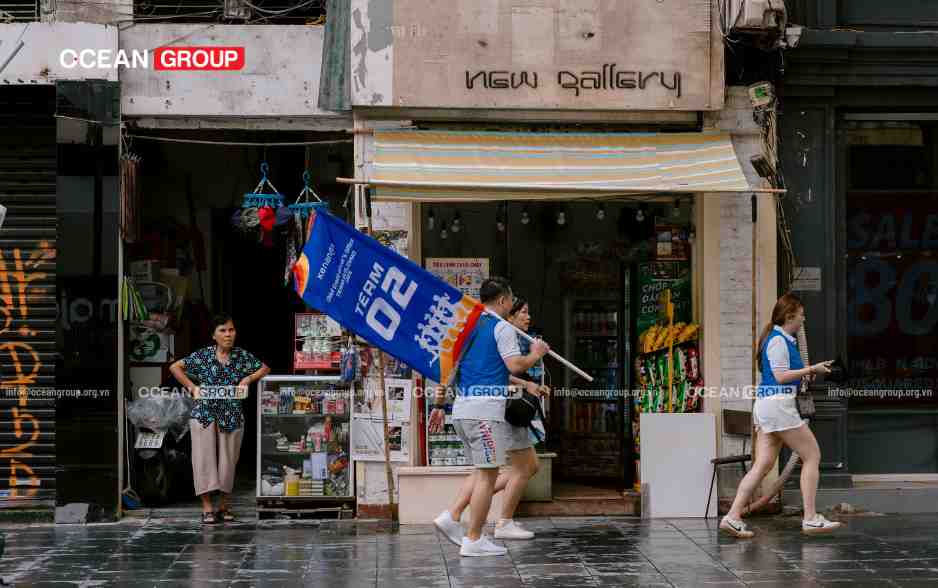 Thành viên Kenanga Malaysia đi qua những con phố tại Hoàn Kiếm, Hà Nội